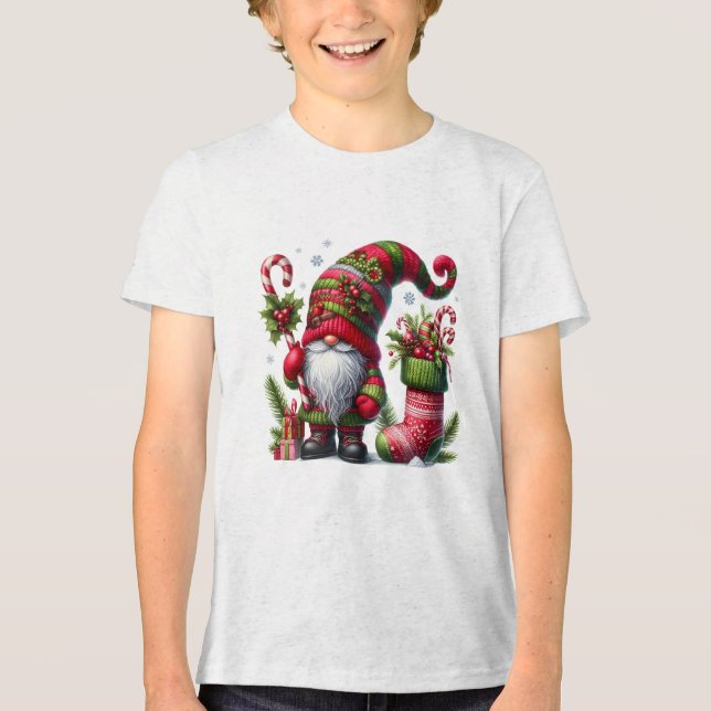 Cozy Christmas Gnome Art – Festive Holiday T Shirt (Framsida)