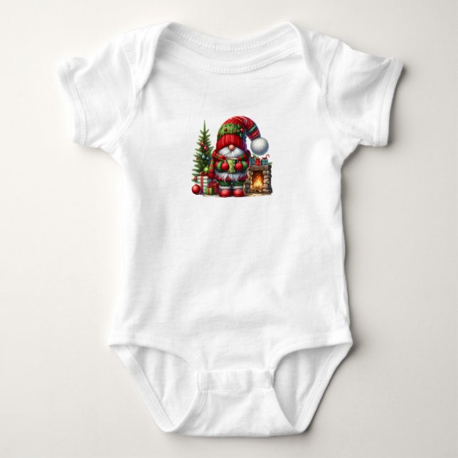 Cozy Christmas Gnome Art – Festive Holiday T Shirt (Framsida)
