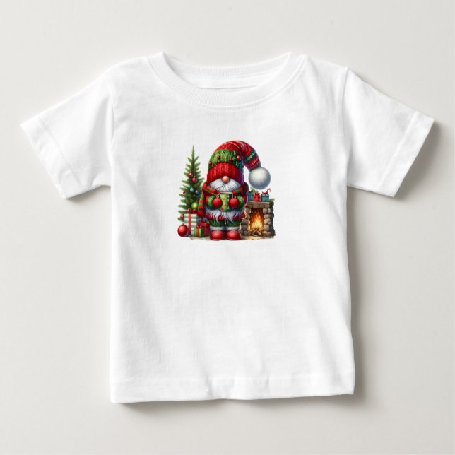 Cozy Christmas Gnome Art – Festive Holiday T Shirt (Framsida)