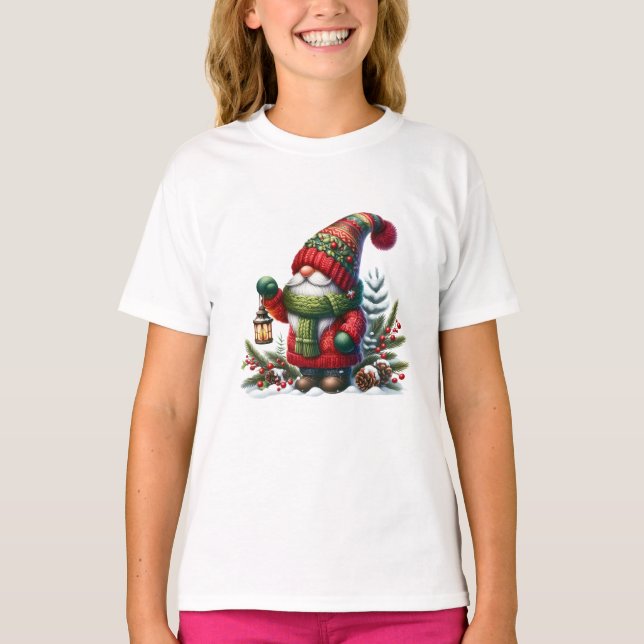 Cozy Christmas Gnome Art – Festive Holiday T Shirt (Framsida)