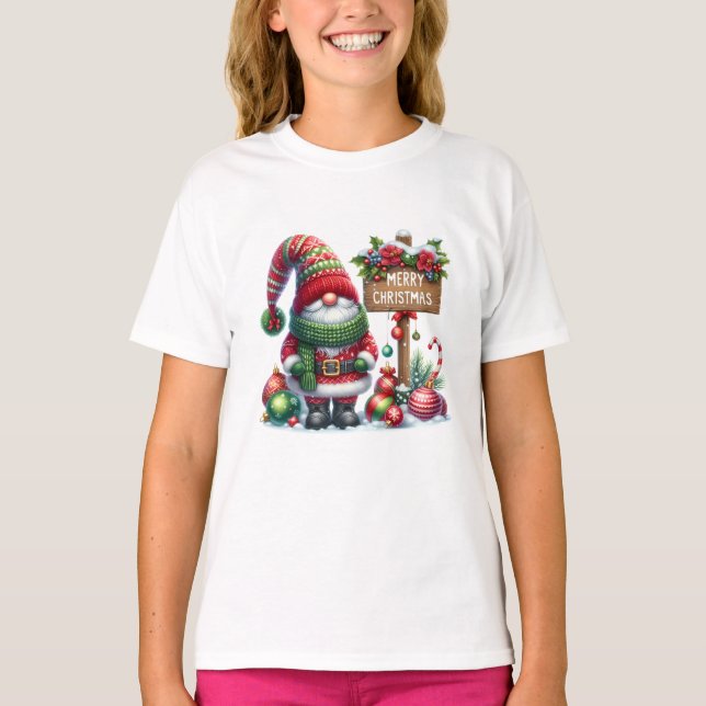 Cozy Christmas Gnome Art – Festive Holiday T Shirt (Framsida)