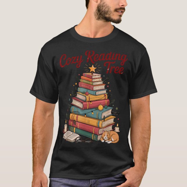 Cozy Christmas Reading Tree Cat Candle Stack Booki T Shirt (Framsida)