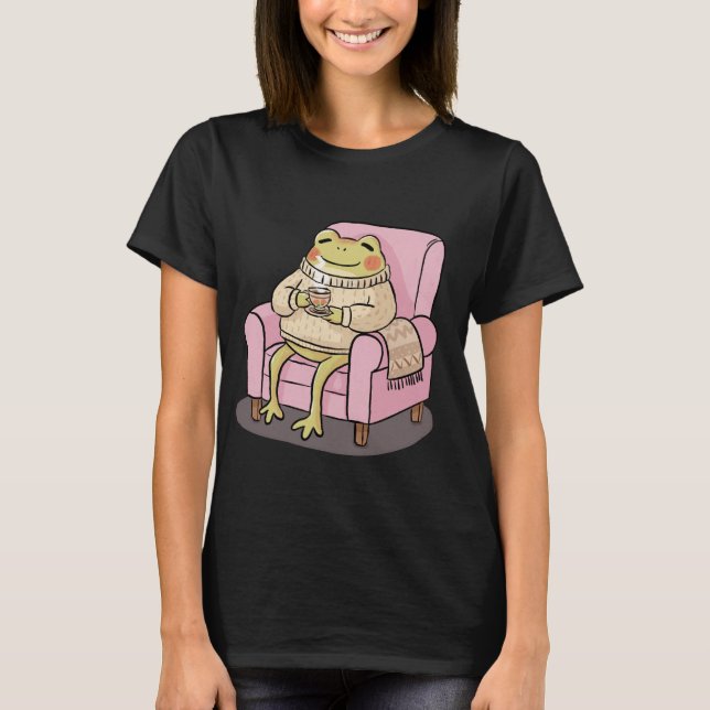Cozy Frog Drinking Tea On Sofa Illustration T Shirt (Framsida)