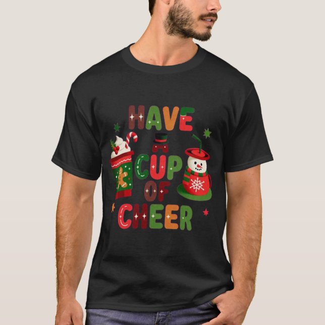 Cozy Gingerbread Man & Snowman Cup Holiday Cheer M T Shirt (Framsida)