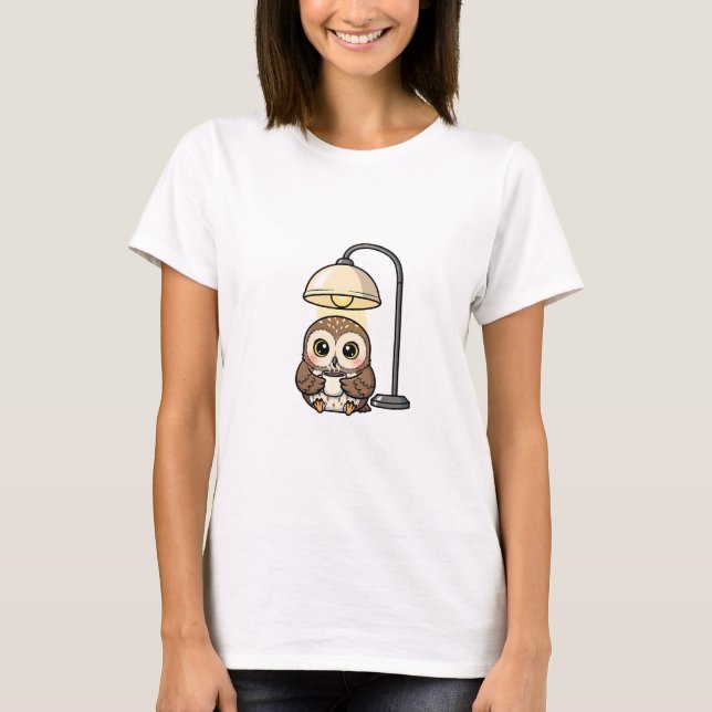 Cozy Wide-Eyed Owl Drinking Coffee Under Warm Lamp T Shirt (Framsida)