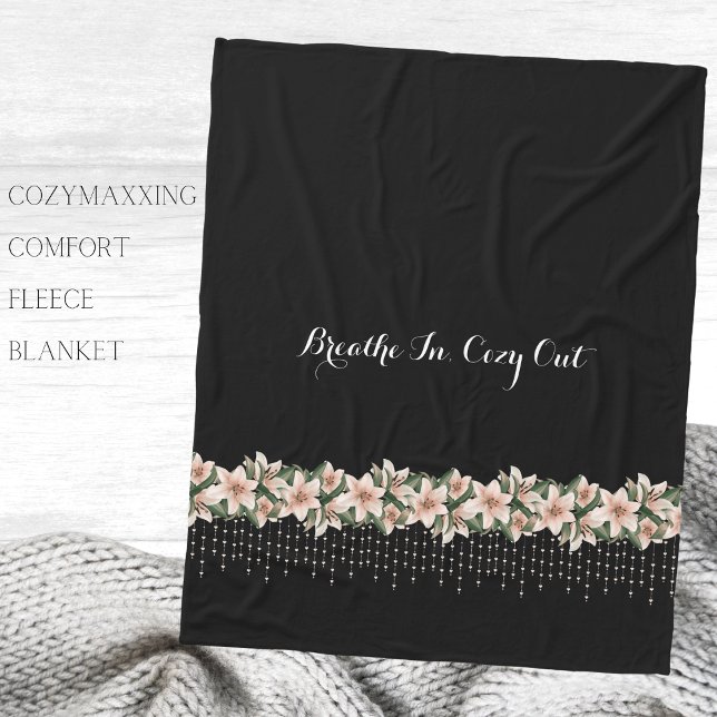 Cozymaxxing Calming Comfort Blommigt Fleece Blanke (Wrap yourself in ultimate comfort and tranquility with the Cozymaxxing Comfort fleece blanket)