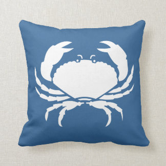 CRAB WHITE på blå kuddar