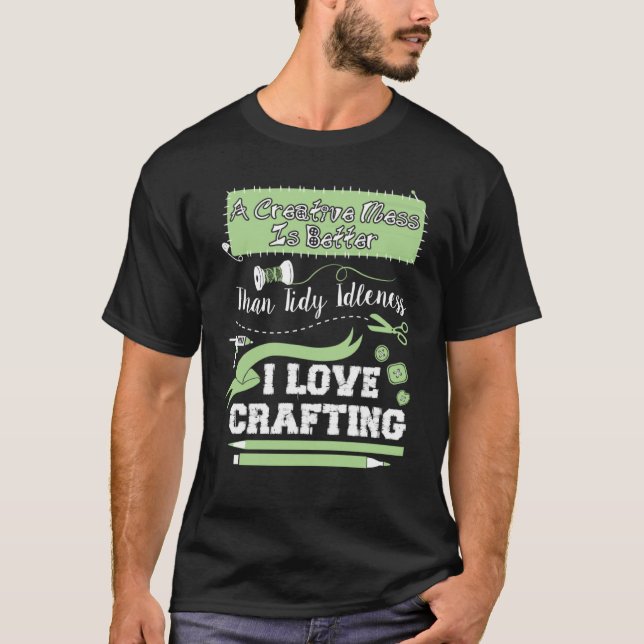 Crafter A Creative Mess is Better T Shirt (Framsida)