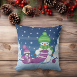 Crafty Snögubbe Knitting Scarf Kudde<br><div class="desc">En vektorillustration av två vidlyftiga snögubbar av tecknad klädda i stickade hattar och scarfar. Den stora galningen snögubbe knullar en överdimensionerad sjal för den lilla. Ärren är redan insvepta flera gånger runt den söta lilla snögubbe.</div>