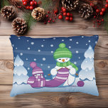 Crafty Snögubbe Knitting Scarf Prydnadskudde<br><div class="desc">En vektorillustration av två vidlyftiga snögubbar av tecknad klädda i stickade hattar och scarfar. Den stora galningen snögubbe knullar en överdimensionerad sjal för den lilla. Ärren är redan insvepta flera gånger runt den söta lilla snögubbe.</div>