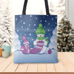 Crafty Snögubbe Knitting Scarf Tygkasse<br><div class="desc">En vektorillustration av två vidlyftiga snögubbar av tecknad klädda i stickade hattar och scarfar. Den stora galningen snögubbe knullar en överdimensionerad sjal för den lilla. Ärren är redan insvepta flera gånger runt den söta lilla snögubbe.</div>