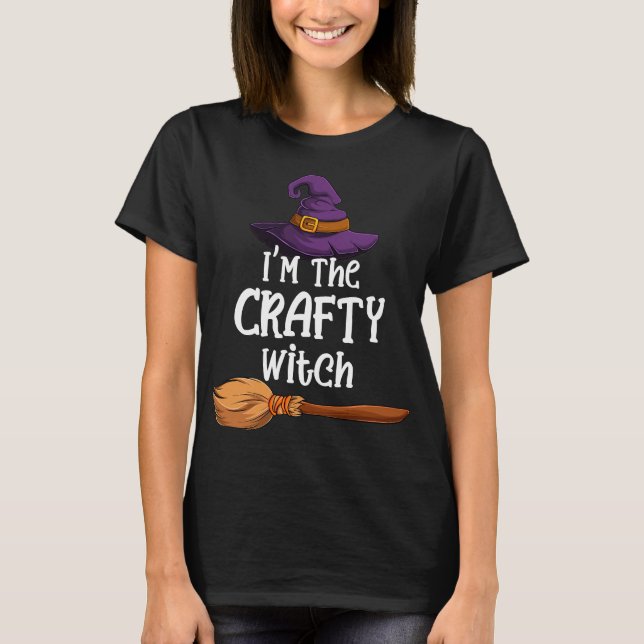 Crafty Witch Funny Halloween Costume Hat & Broom T Shirt (Framsida)