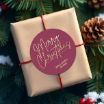 Cranberry guld God jul Runt Klistermärke<br><div class="desc">God jul i ett faux-guld-folie och namn i chic,  är dessa kranbär-röda klistermärken snyggt för vilken jul som helst i tillfälle. MER FÄRG och matchande produkter i vår samling.</div>
