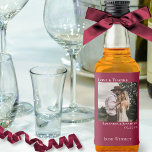 Cranberry Red Kärlek & Tack Bröllop Photo Mini Spritflaskor Etikett<br><div class="desc">De här mini-likvörmärkena flaska är perfektens bröllopsförmån. De har en design som är enkel, modern och minimalistisk med ditt foto på en kranbärsröd bakgrund och en bildtext med texten "Kärlek & Tack" samt namnen på paret och datumet i bröllop. Det finns också utrymme för vätsketyp eller annat flaska innehåll. Perfekt...</div>