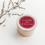 Cranberry Red Personlig Bröllop Runt Klistermärke<br><div class="desc">Våra personlig bröllopsmärken i rikens kranbärrött är en perfekt som avslutar beröring till dina inbjudningar,  favoriter och tackkort. Utformningen har parets namn i skarpa vita bokstäver på en röd helgdag med "och" i dekorativa kalligrafiskript.</div>