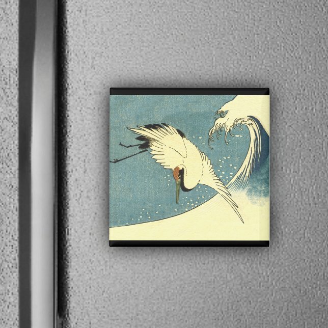 Crane som flyger i ett vågmagnet magnet (White crane bird flying over blue ocean wave black borders on magnet.)