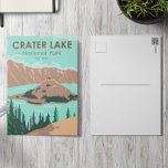 Crater Sjö nationalpark Oregon Vintage Vykort<br><div class="desc">Konstruktion av vektorgrafik i Sjö. Parken ligger i Kaskadbergen i södra Oregon. Det är känt för sitt namn,  Crater Sjö,  som bildades av den nu kollapsade vulkanen,  Mount Mazama.</div>