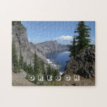 Crater Sjö, Oregon, Scenfoto Pussel<br><div class="desc">Det här pusslet har ett landskapsfoto av Crater Sjö i Oregon. Ord "Oregon" visas i vitt,  öppet ansikte-teckensnitt grund i pusslet. Bild efter ArtTower från Pixabay.</div>