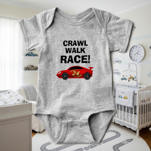 Crawl Walk Race rolig baby body med racing tema T Shirt