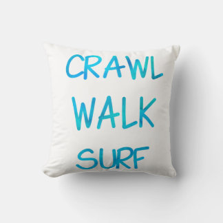Crawl Walk Surf med blå typsnitt Kudde
