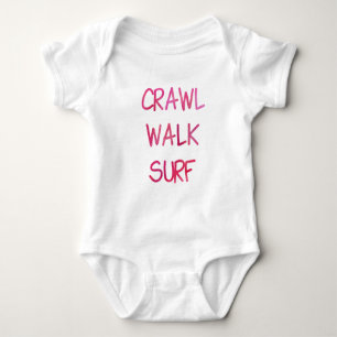 Crawl Walk-Surfa med Rosa Teckensnitt T Shirt