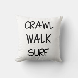 Crawl Walk-Surfa med svart teckensnitt Kudde