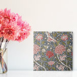 Cray Textile Blommigt William Morris Kakelplatta<br><div class="desc">En dekorativ keramisk bricka med blommigt mönster av William Morris (1834-1896),  Cray (c. 1883). Röda och rosa blommor på mörkens grått-bakgrund. Morris var en brittisk konstnär från rörelsen Arts and Crafts.</div>