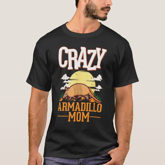 Crazy Armadillo Mom T Shirt (Framsida)