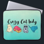 Crazy Cat Dam och 4 Cute Cats Laptop Fodral<br><div class="desc">Ett laptop sleeve med ord: "Crazy Cat Dam" skrivet i ett trendig. 4 söta katter under texten. Varje katt har en unik personlighet. Den ena är en coola med solglasögon och en slips, den andra är en sömnig katt, den ena är en startande katt och den andra är en lekfull...</div>
