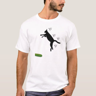 CRAZY CAT SKRÄMT AV CUCUMBER JUMPS UTANFÖR VÄGEN TEE SHIRT