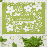 Crazy Daisy Mönster i Vår Grönt med Namn Kökshandduk<br><div class="desc">En vintage mönster i Vår Grönt med ställe för en namn eller annan text. Den galna daisyn har ett groovt blommönster. Ett litet utseende i subtil färg med ett enkelt sans serif-teckensnitt för ett monogram.</div>