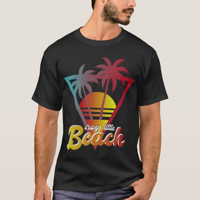 Crazy Little Beach | Retro Solnedgång Palmträd T Shirt (Framsida)