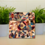 Crazy Quilt Rustic Vintage Patchwork Kakelplatta<br><div class="desc">Lägg till rustik retro-charm till ditt hem med den här slående vintagen-lapptäcket. En fetstilt, färglös geometrisk design som gör att du får en omedelbar personlighet i ditt kök, ryggsplash eller räknare, badrum, kamera eller annat utrymme i sidled. En underbar trivet. Den varma jordtonspaletten kompletterar både land lantgårdarhus och mer contemporary...</div>