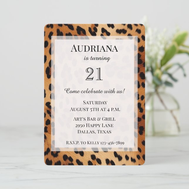 Cream Black Leopard Animal Print Birthday Inbjudningar (Stående Fram)