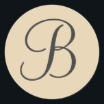 Cream & Black Monogrammed kuvertförsegling / Gift- Runt Klistermärke<br><div class="desc">Sätt den avslutande beröringen på dina bröllopsinbjudningar,  spara datumkorten eller annan korrespondens med anpassningsbarnas kuvertförseglingar. Du kan också använda dem som bröllopsfavoritetiketter eller presentmärkre. Dessa bröllop-dekaler har en svart monograminledning på en miljö- eller krämbakgrund. Du kan enkelt lägga till en egen inledande produkt på produktordersidan för att anpassa den.</div>