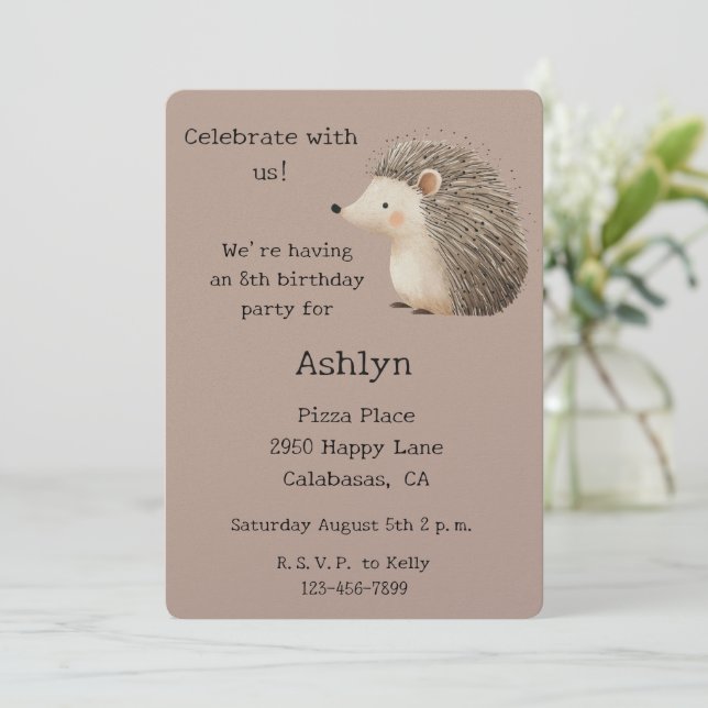 Cream Brown Cute Hedgehog Animal Birthday Inbjudningar (Stående Fram)