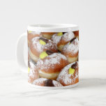 Cream Filled Sufganiyot Jumbo Mugg<br><div class="desc">Chocolat och vaniljgrädde Sufganiyots,  speciella munkar för Chanukah. Bild av Yoninah,  licensierad under http://creativecommons.org/licenses/by-sa/3.0/deed.en.</div>
