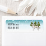 Cream Golden Retriever Hund Blue Winter jul Returadress Etikett<br><div class="desc">Desteis ursprungliga tecknad illustration av en söt engelsk kräm Golden Retriever-hund. Hund placeras på en vinterscen med tre gröntar nära träd och fallande snö. Bakgrunden är en blå till vit övertoning som ge kallets vintag. Vid sidan av hund finns det ett anpassbart textområde.</div>