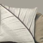 Cream & Grått Makro Löv Design Kudde<br><div class="desc">Modern dekorativ kudde har en krämdesign och grått-makrodesign i löv. Dekorativ kudde har ett ekologiskt makro löv mönster på en enkel gräddbakgrund. Du kan anpassa din smak till kostym genom att använda fält eller genom att använda meddelandeknappen för att kontakta designern för att få hjälp. Ett modernt dekorativ kudde för...</div>