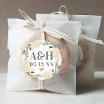 Cream Guld Blommigt Greenery Heart Bröllop Monogra Runt Klistermärke<br><div class="desc">Bröllop accentdekal har ett monogram av bridens och groomens datum initialer och bröllop som kan vara personlig i rikens grönt och mörk grått/mjukt svart färg. Ett guld-hjärta accentuerar utformningen och en vattenfärgad utandning av elegant blommigt ramar texten med färgat ro, ranunculus-blommor och löv i neutralter med vit, kräm, rosa, guld...</div>