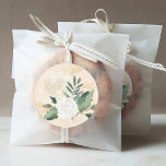 Cream Guld och Grönt Blommigt Bröllop Runt Klistermärke<br><div class="desc">Bröllop accentdekal har en elegant vattenfärg arrangemang med en målad ro,  ranunkulusblomma och löv i neutralter med vit,  kräm,   rosa,  guld och grönt. Perfekt för ett vår- eller sommarevenemang.</div>