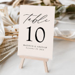 Cream Modern Elegance Bröllop Bordsnummer<br><div class="desc">Trendig, minimalistiskt kort för bröllop-bordsnummer med svart, modern text med "Bord" i det moderna kalligrafiskriptet. Utformningen har en grå beige bakgrund eller en färg efter eget val. Utformningen upprepas på baksidan. Så här beställer du korten för bord: lägg till ditt namn, datum för bröllop och bordsnummer. Lägg till varje nummer...</div>