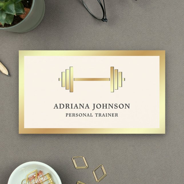 Cream och Guld Dumbbell Fitness Personal Trainer Visitkort (Skapare uppladdad)