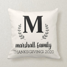 Cream Pillow med Personalize Family Initial Kudde