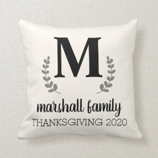 Cream Pillow med Personalize Family Initial Kudde