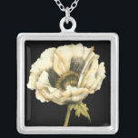 Cream Poppy Flower på svart bakgrund Silverpläterat Halsband<br><div class="desc">Den här gräddvallmoblomman biet av Jennifer Goldberger ser ut som om det blåser höger framför öga. Den svarta bakgrunden gör blomman isär och låter den slå din syn i all dess ära. En roligt biet som skulle se underbar ut på vilken mur som helst!</div>
