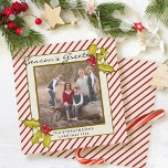 Cream Red Peppermint Rand Holly Photo jul Julkort<br><div class="desc">Den här roligten,  den vackra rödpepparmynten rand och den handmålade martsy-skålen och bär-konstruktionen accentueras med ett subtilt faux guld-färgstänk för bara högernas vintage. Det här Säsonhälsningar Helgdag-kortet för trendig har en dubbla ram i kräm och mörk oliv grönt för att du ska kunna ställe din favoritbild på julen.</div>