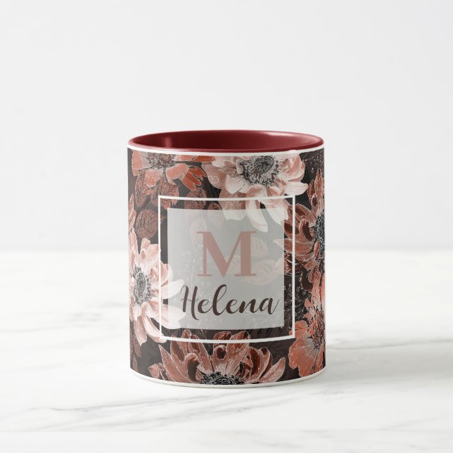 Cream, terakote-blommor på mörkens bruna bakgrund mugg (Center)