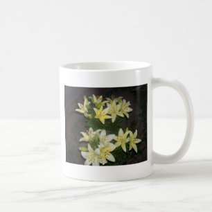 Creamy White Lilies på svart bakgrund Kaffemugg