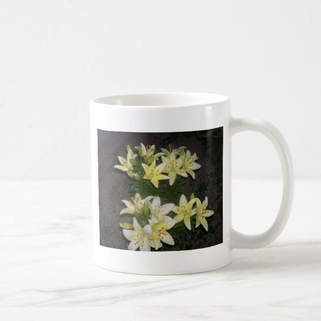 Creamy White Lilies på svart bakgrund Kaffemugg (Höger)